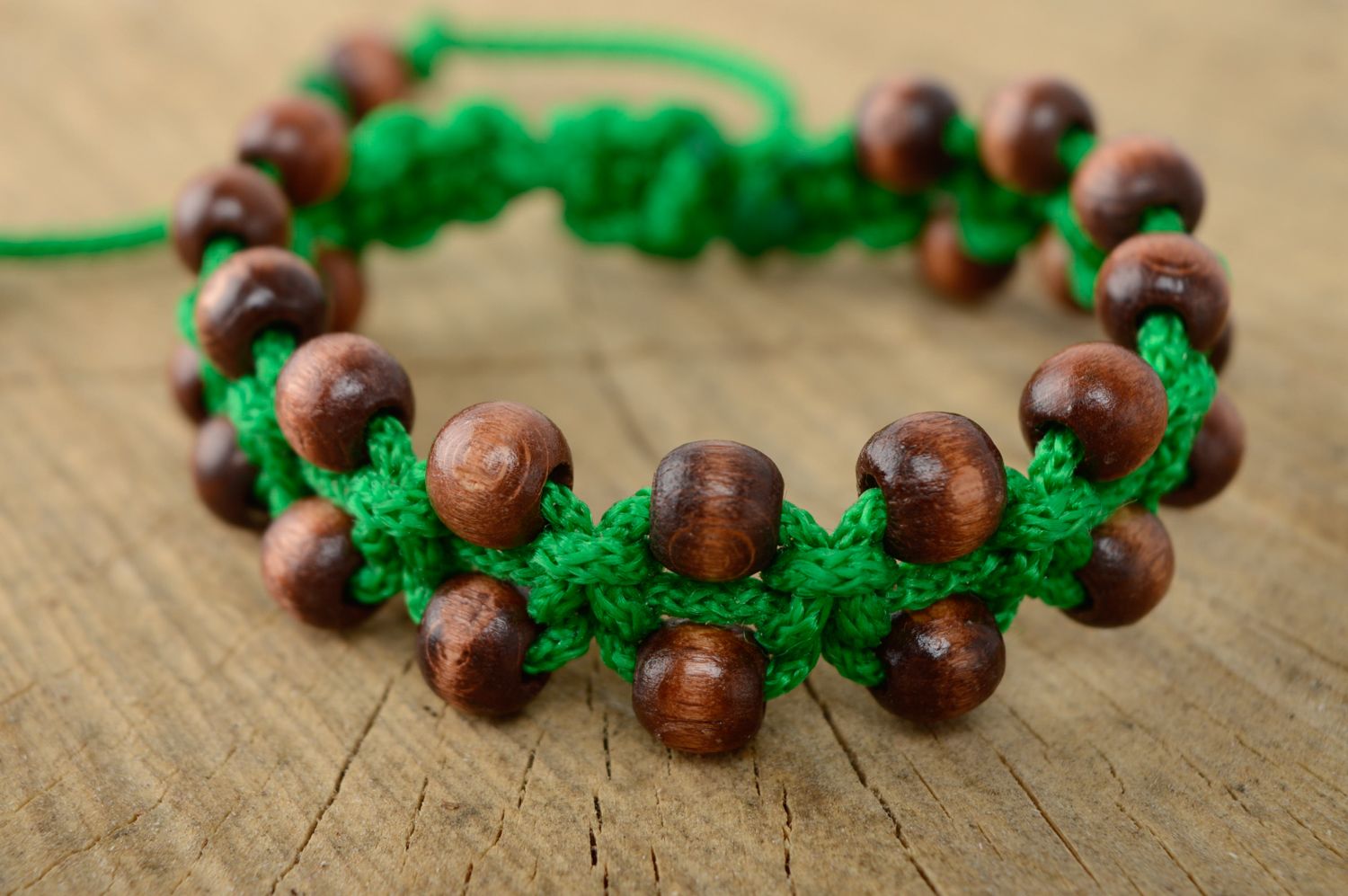 Bracelet en cordon tressé étroit vert et brun avec perles en bois fait main photo 1