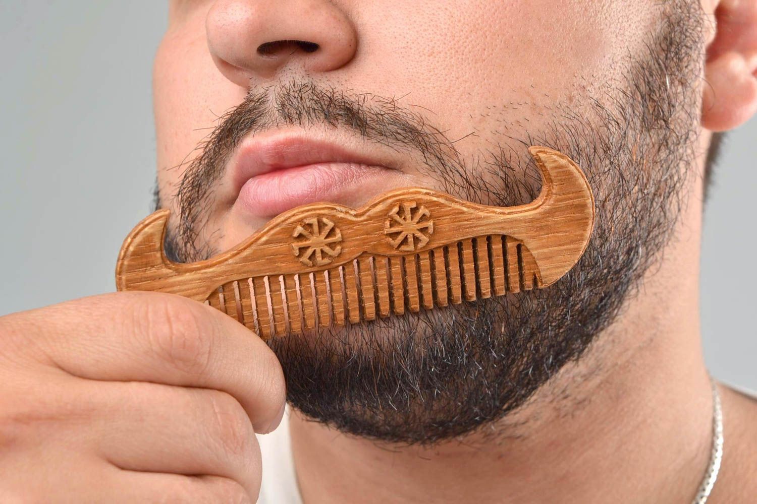 Peigne barbe et moustache en bois naturel accessoire pratique fait main photo 2