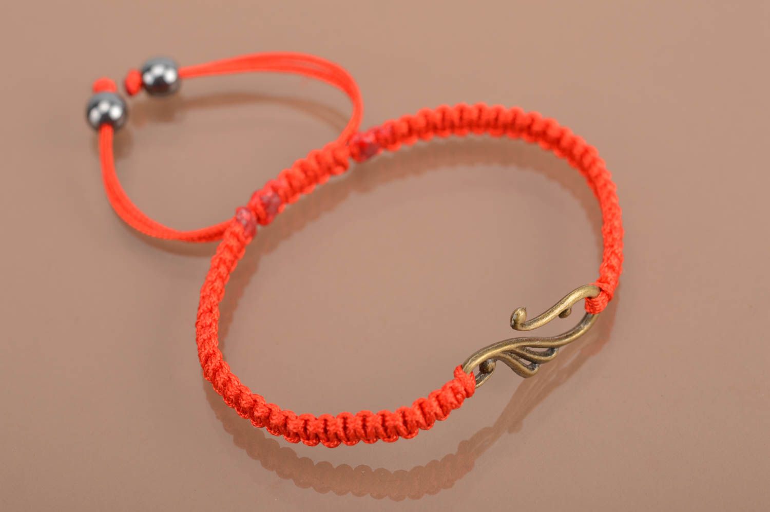 Красный браслет из шелковых ниток с вставкой из металла тонкий ручной работы фото 5