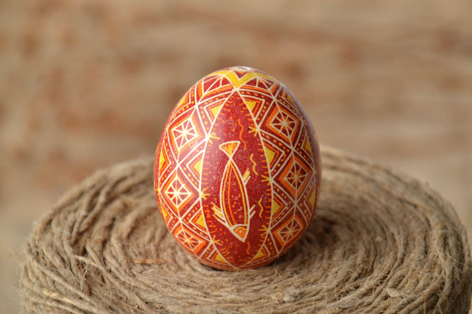 Huevo de Pascua artesanal en técnica de cera con imagen de pez foto 1