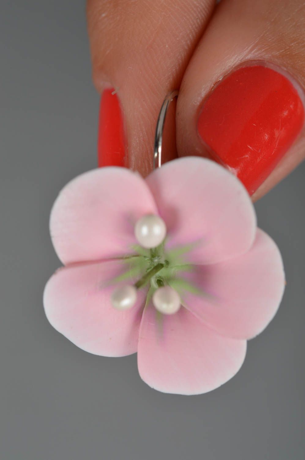 Boucles d'oreilles fleurs roses pendantes faites main en pâte polymère de design photo 3
