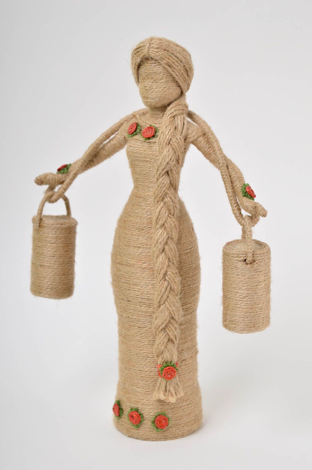 Кукла ручной работы декор для дома кукла из шпагата статуэтка Девушка с ведрами фото 2