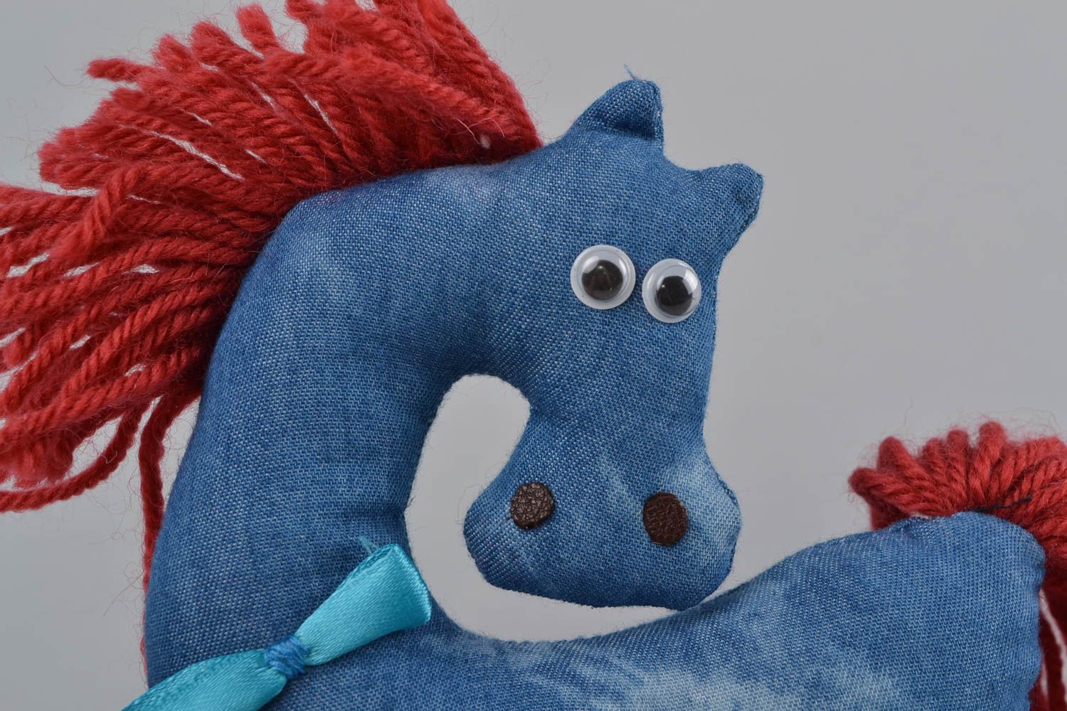 Jouet mou cheval bleu en tissu avec crinière et queue en fils petit fait main photo 3