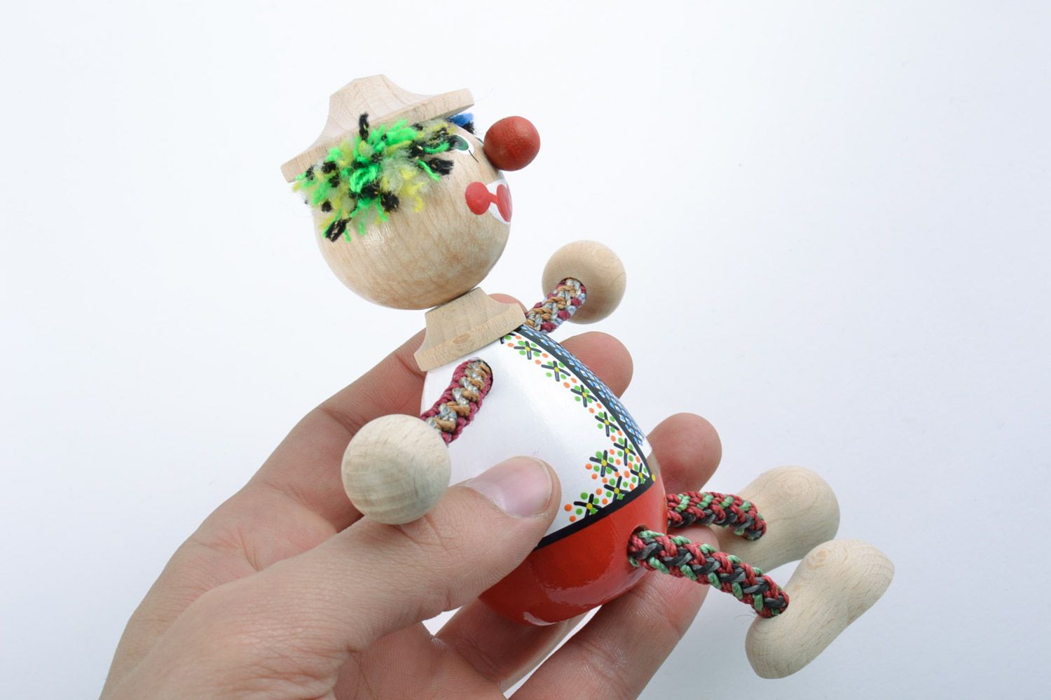 Детская игрушка из дерева расписанная красками ручной работы в виде яркого клоуна фото 2