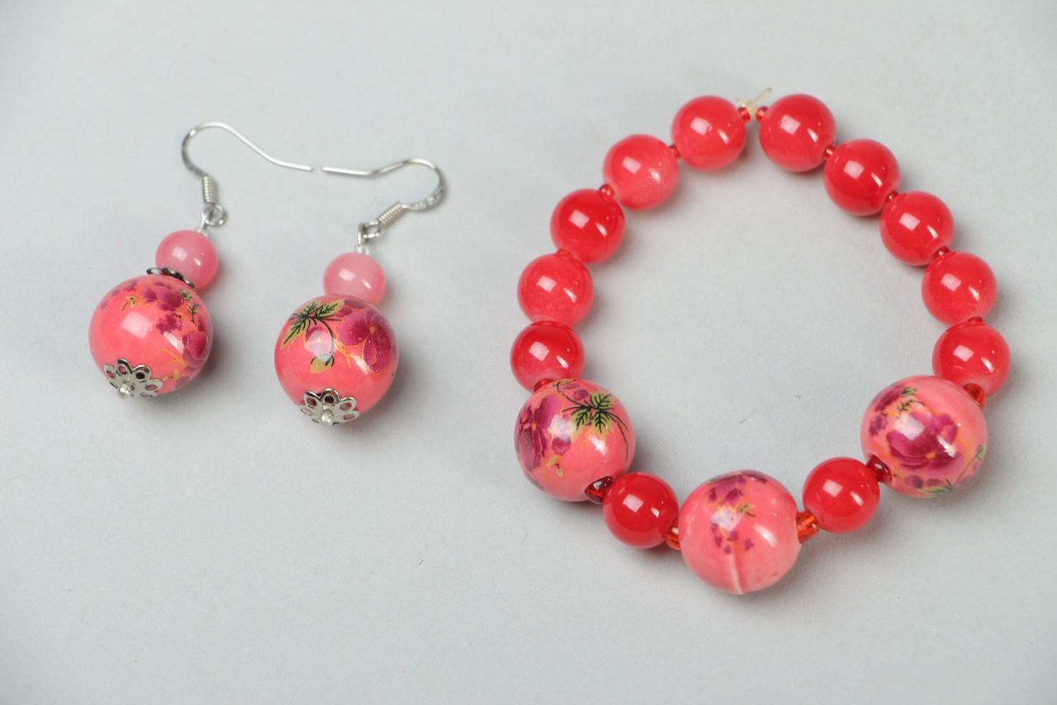 Boucles d'oreilles et bracelet artisanaux rouges avec perles fantaisie photo 1