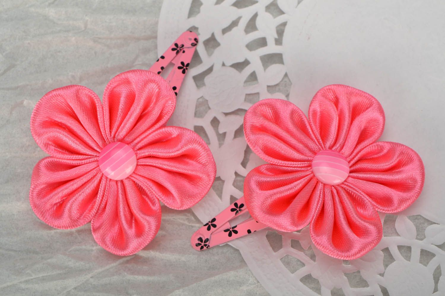 A pair of hair pins in the form of flowers photo 1