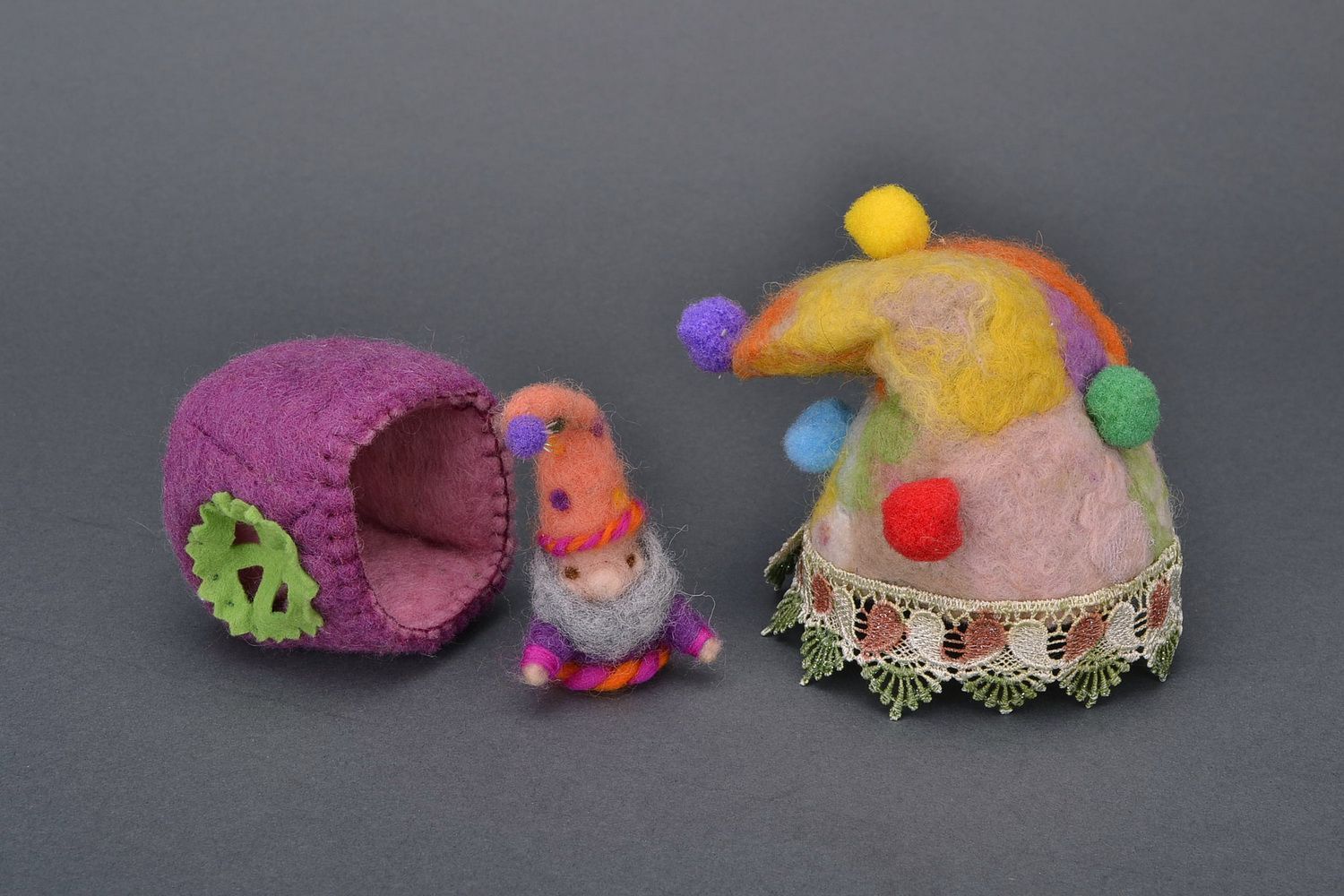 Jouet mou Gnome avec maison fait main en laine photo 2