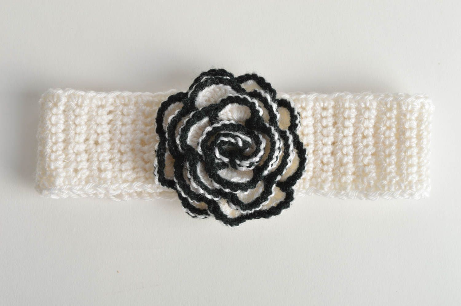 Gehäkeltes handgemachtes Haarband mit Blume in Weiß und Schwarz für Kinder foto 3