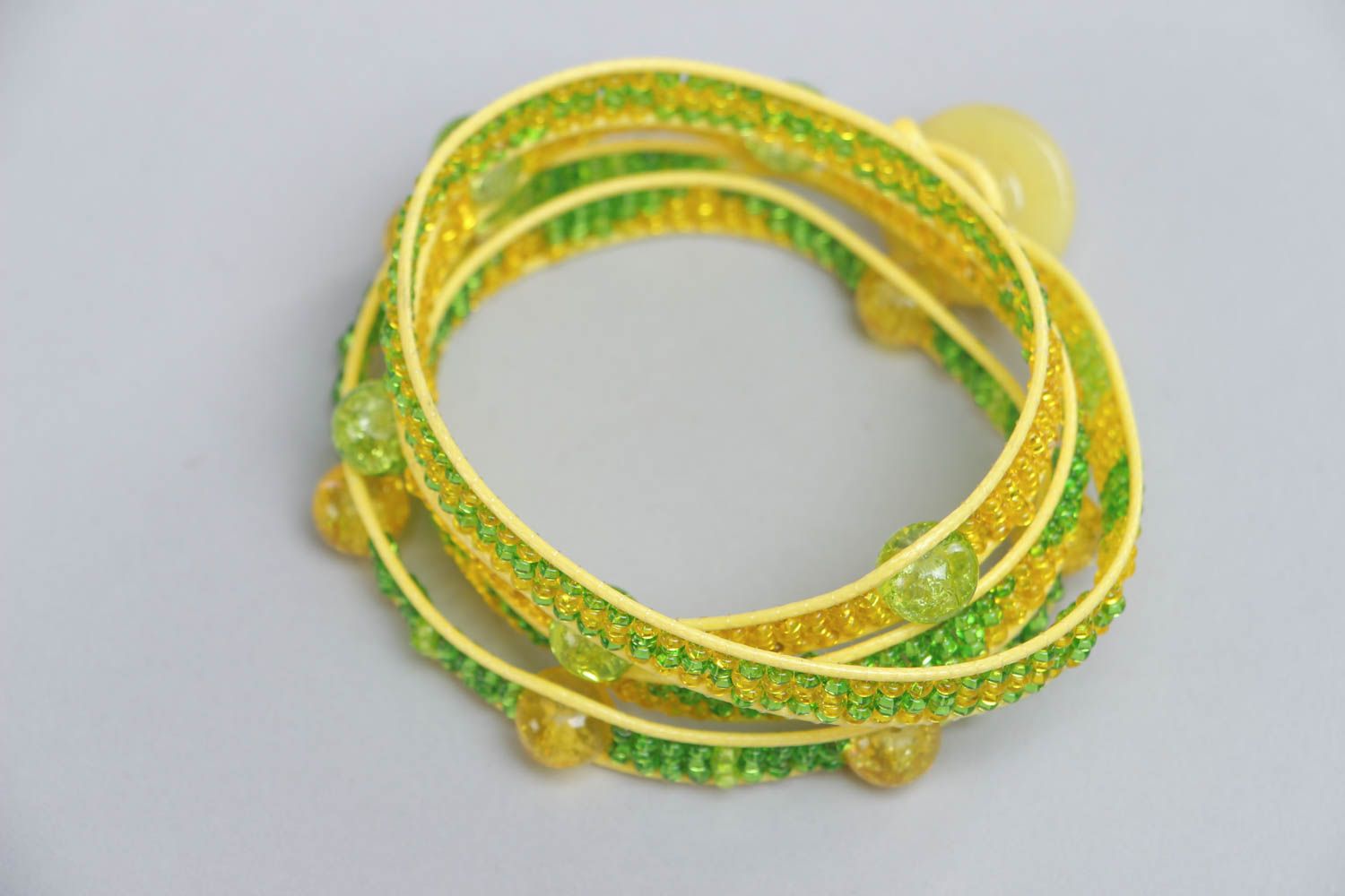Bracelet en perles de rocaille et verre brisé large fait main jaune-vert photo 2
