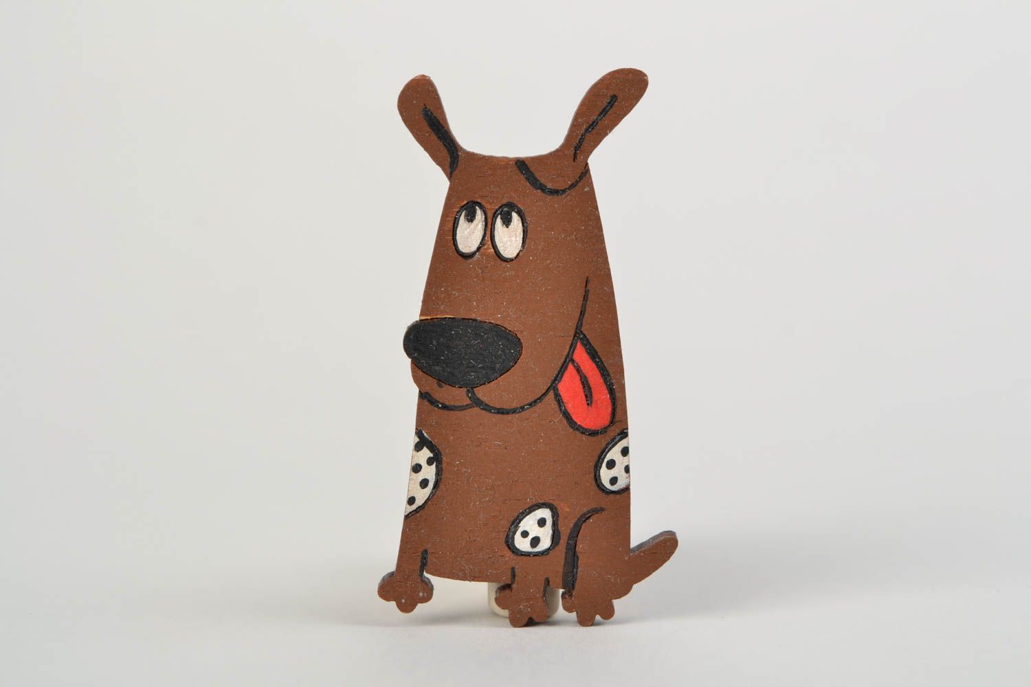 Broche de madera artesanal pintado con forma de perro foto 1