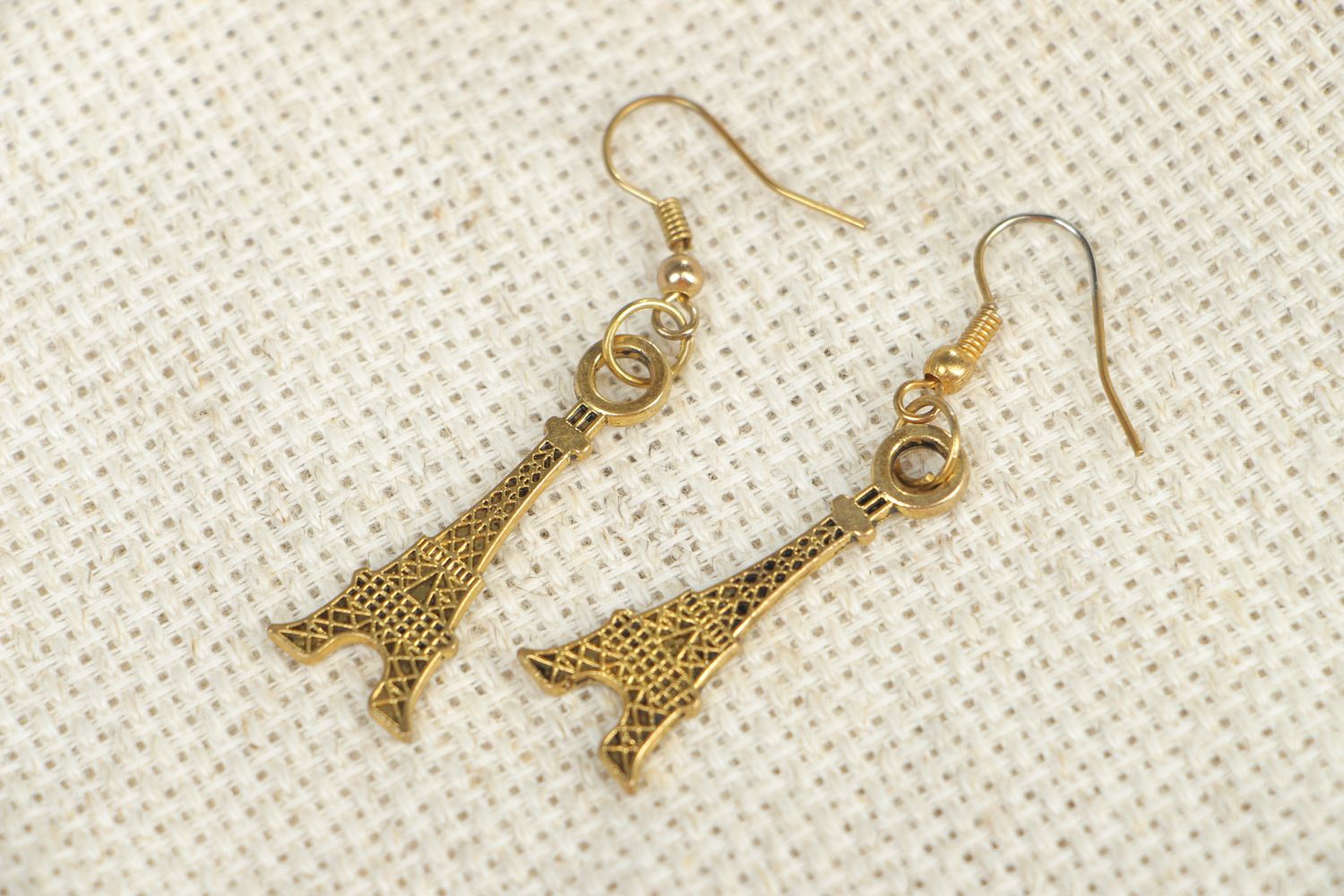 Pendientes artesanales con dijes con forma de Torre de Eiffel foto 4