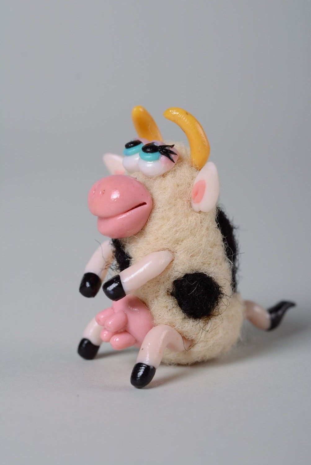 Миниатюрная игрушка корова из шерсти в технике сухого валяния фото 5
