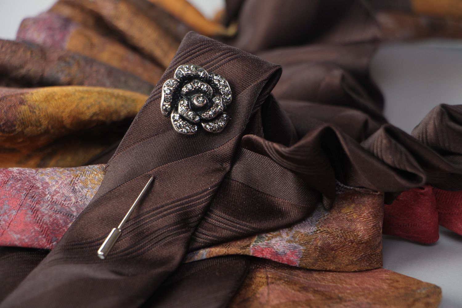 Декоративный воротник из ткани пошитый из мужских галстуков ручной работы женский фото 4