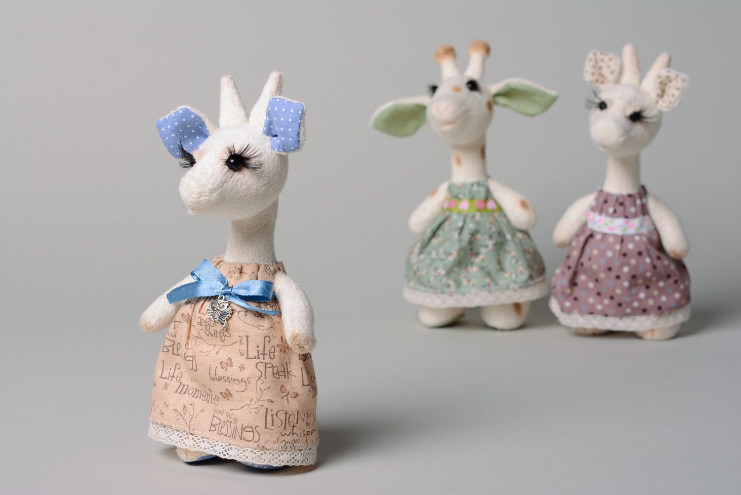 Künstlerische Kuscheltiere handgemacht aus Plüsch Ziege im Kleid aus Baumwolle  foto 5