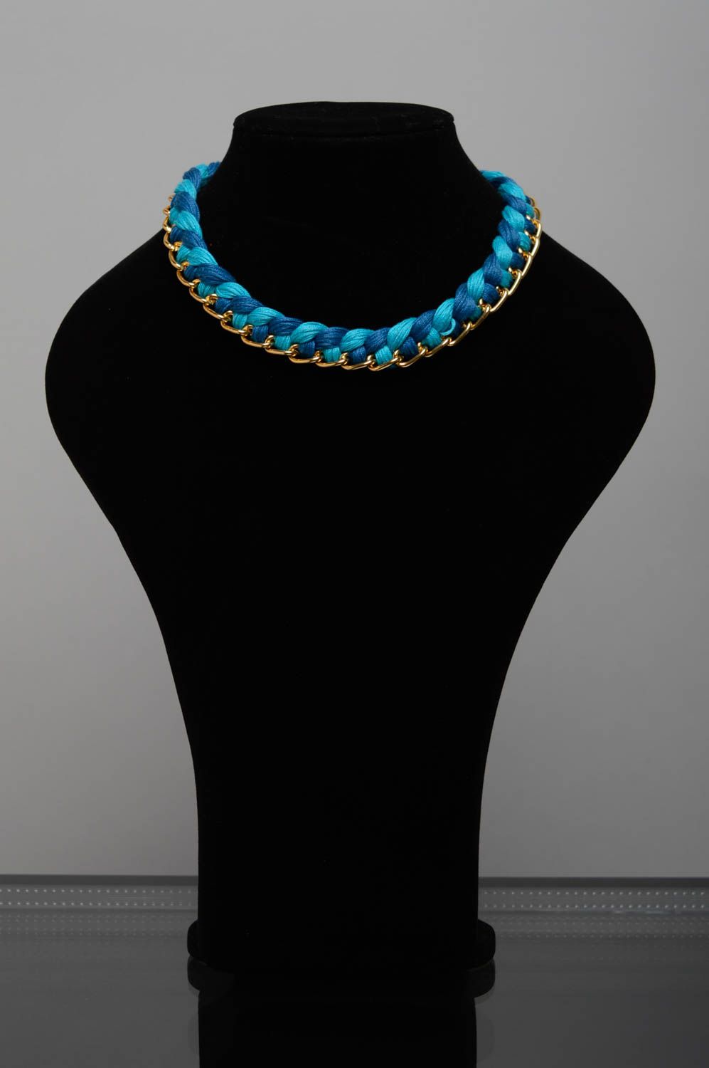 Текстильное ожерелье из нитей мулине и цепочки синее фото 2