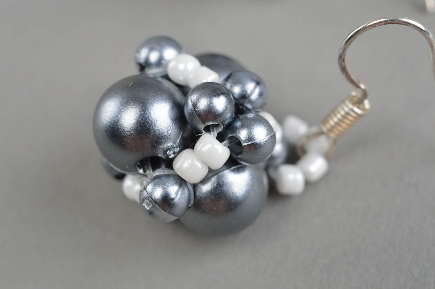 Boucles d'oreilles en perles fantaisie et perles de rocaille faites main grises photo 5