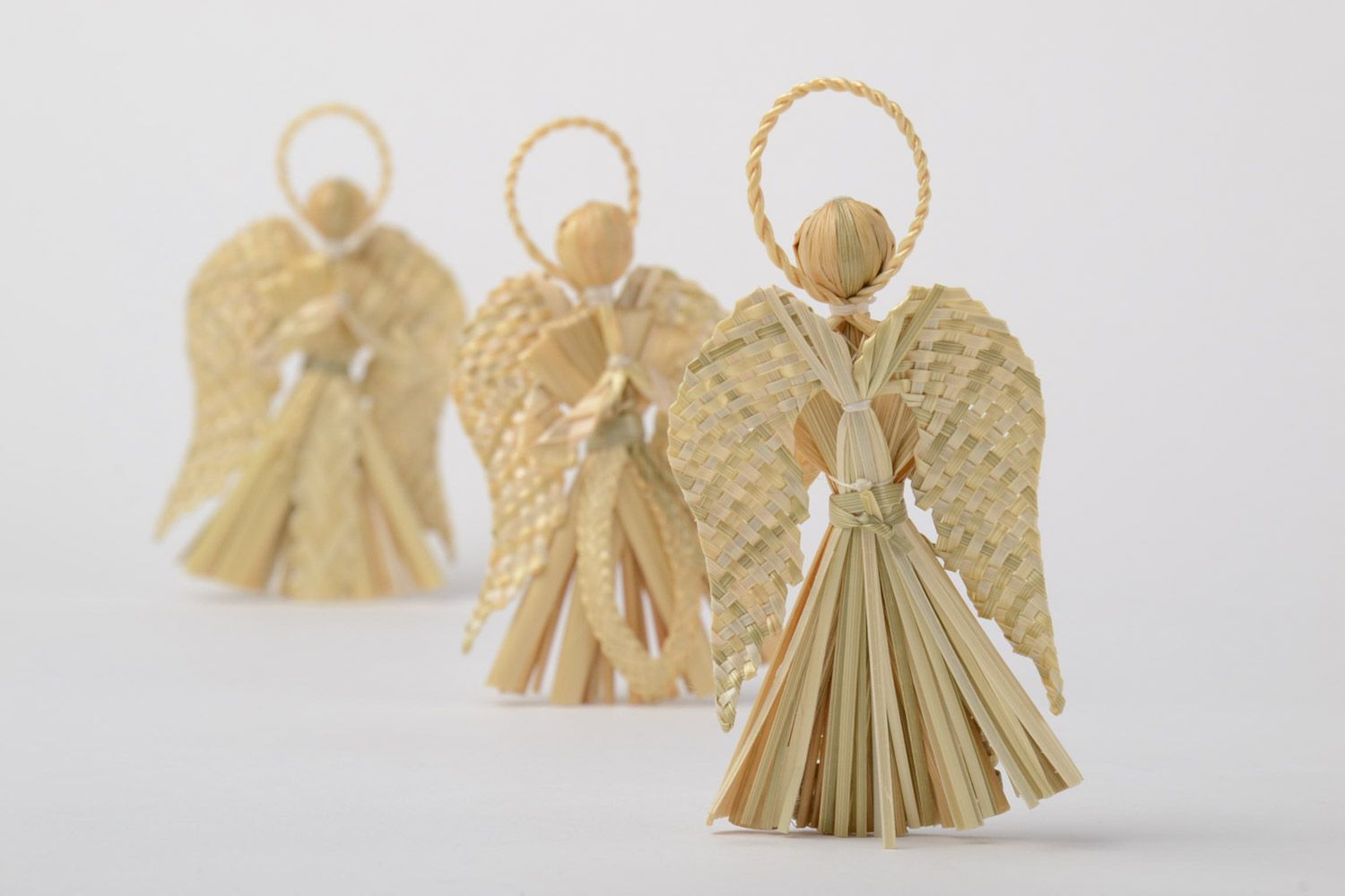 Набор плетеных Ангелов-хранителей из соломы ручной работы 3 штуки подвески фото 4