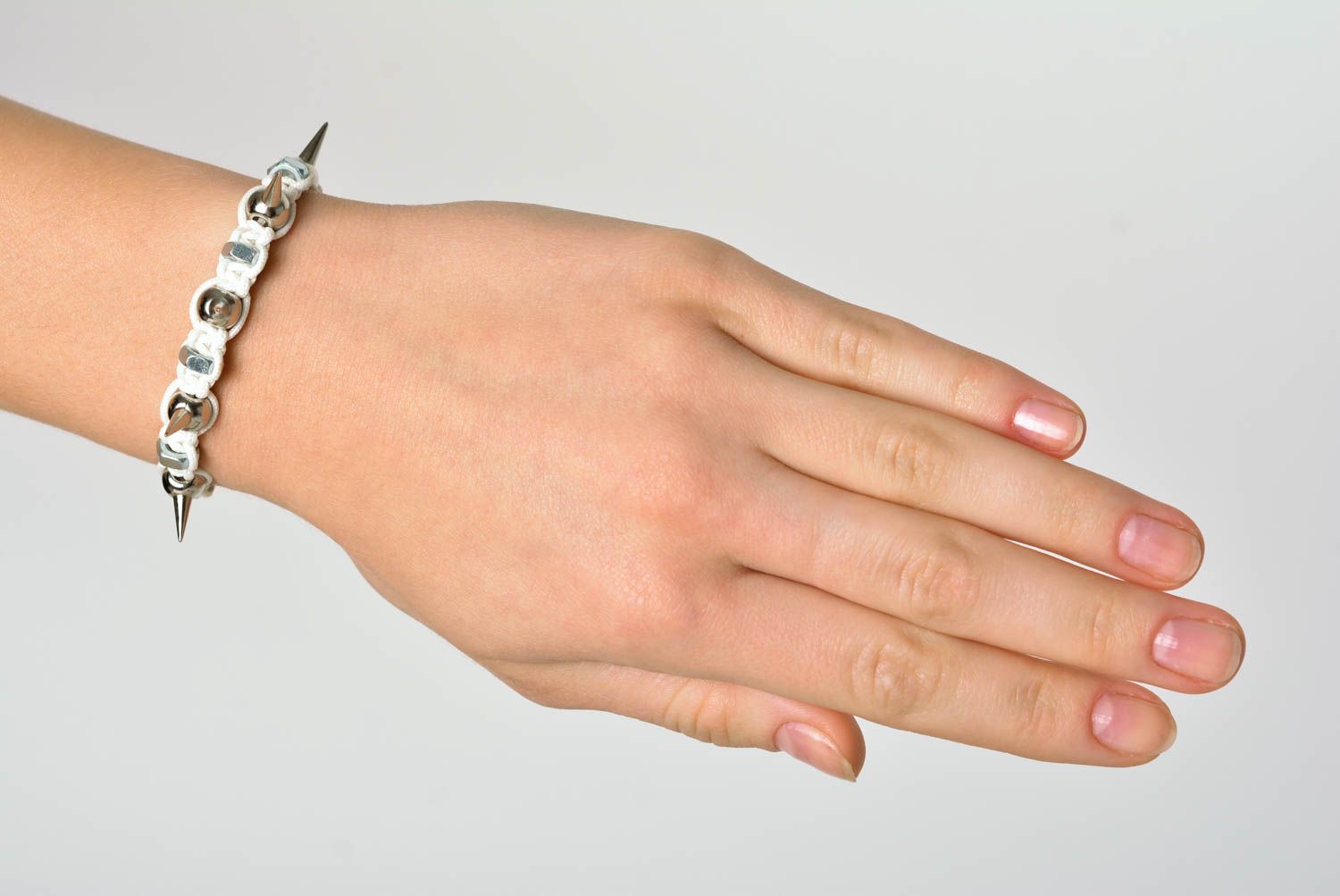 Bracelet avec piques et écrous Bijou fait main blanc fin Cadeau pour femme photo 2