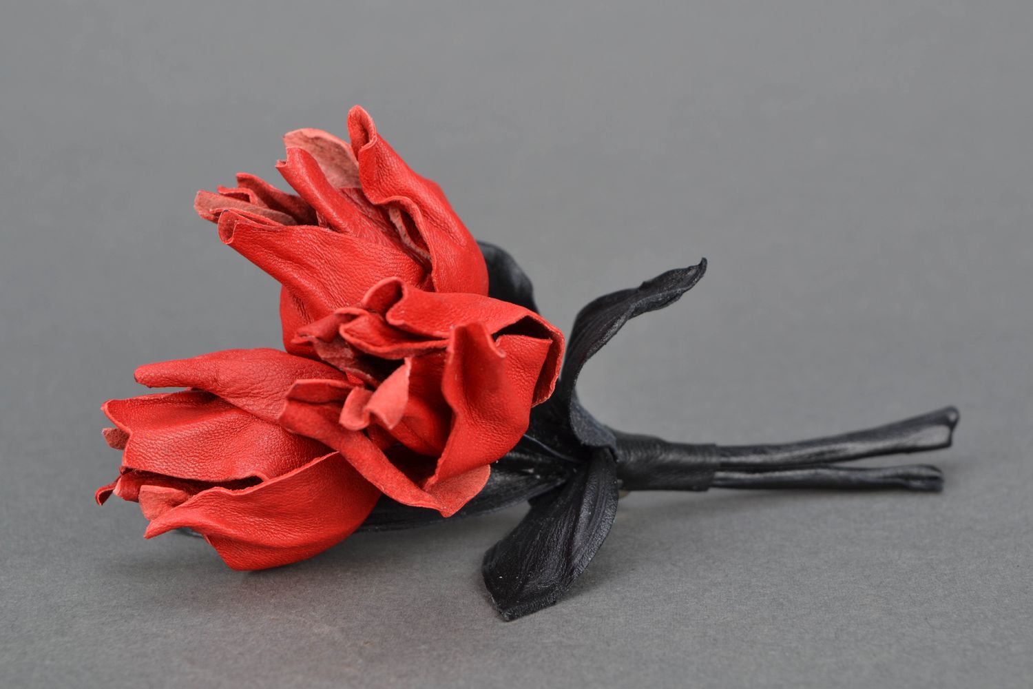 Broche de cuero con forma de tulipanes foto 1