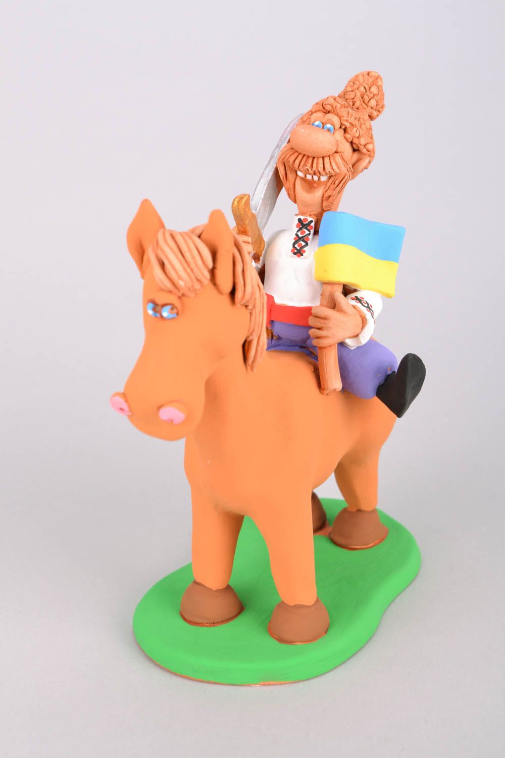 Estatueta de cerâmica cossaco andando no cavalo foto 3