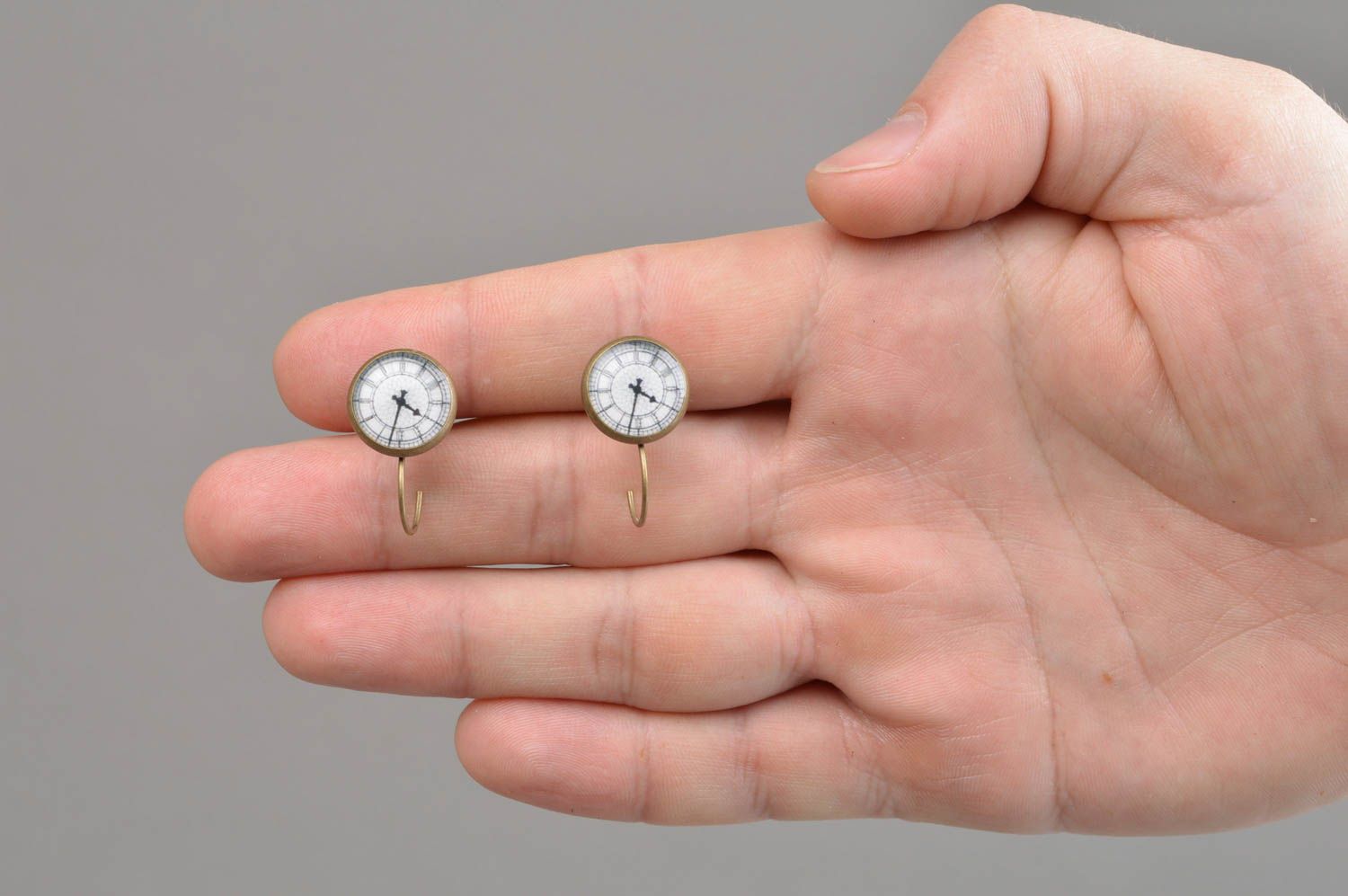 Runde Ohrringe mit Epoxidharz Decoupage Uhr handmade Accessoire für Frauen foto 4