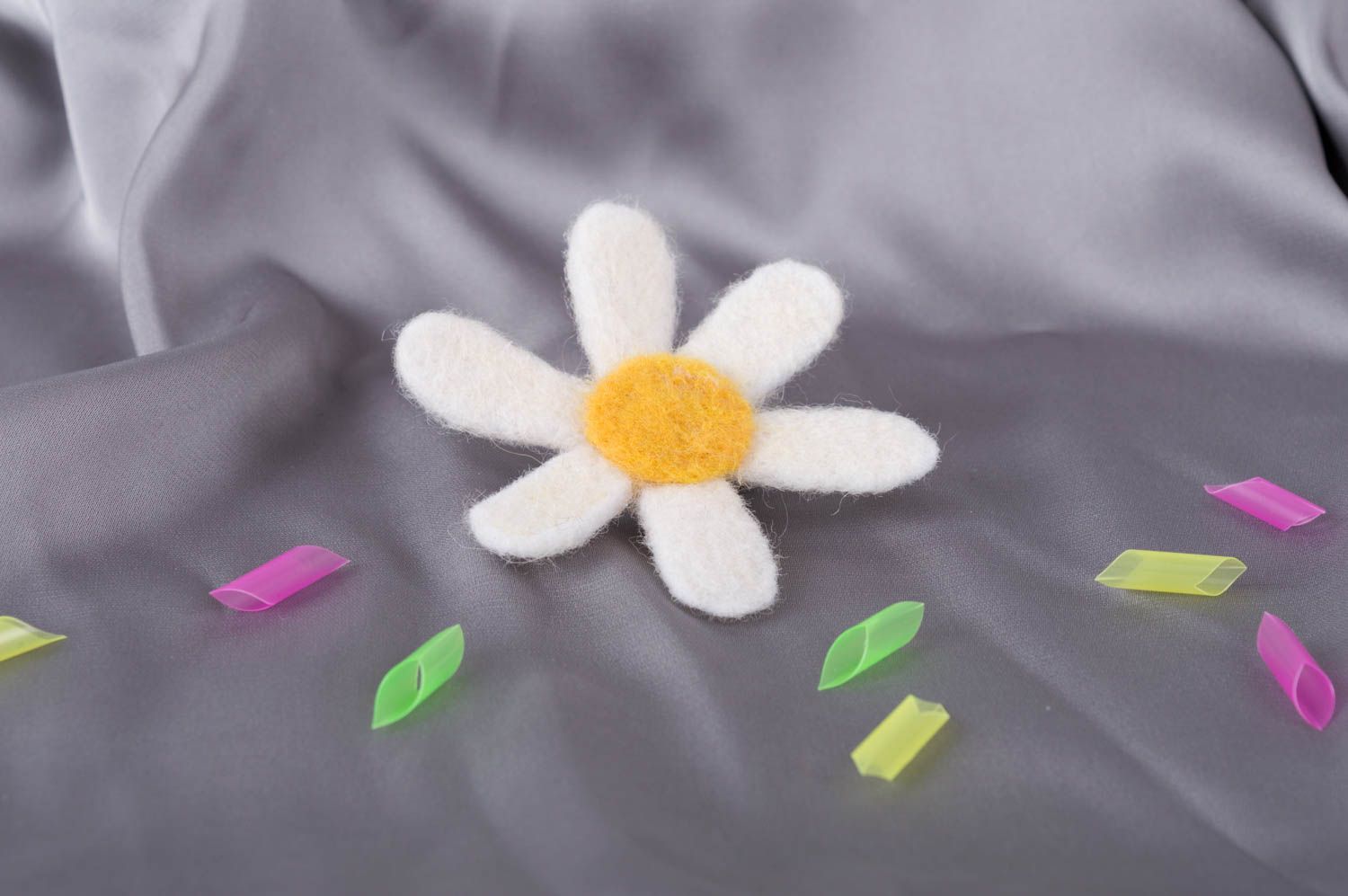 Broche fleur fait main Bijou de créateur accessoire femme marguerite en laine photo 1