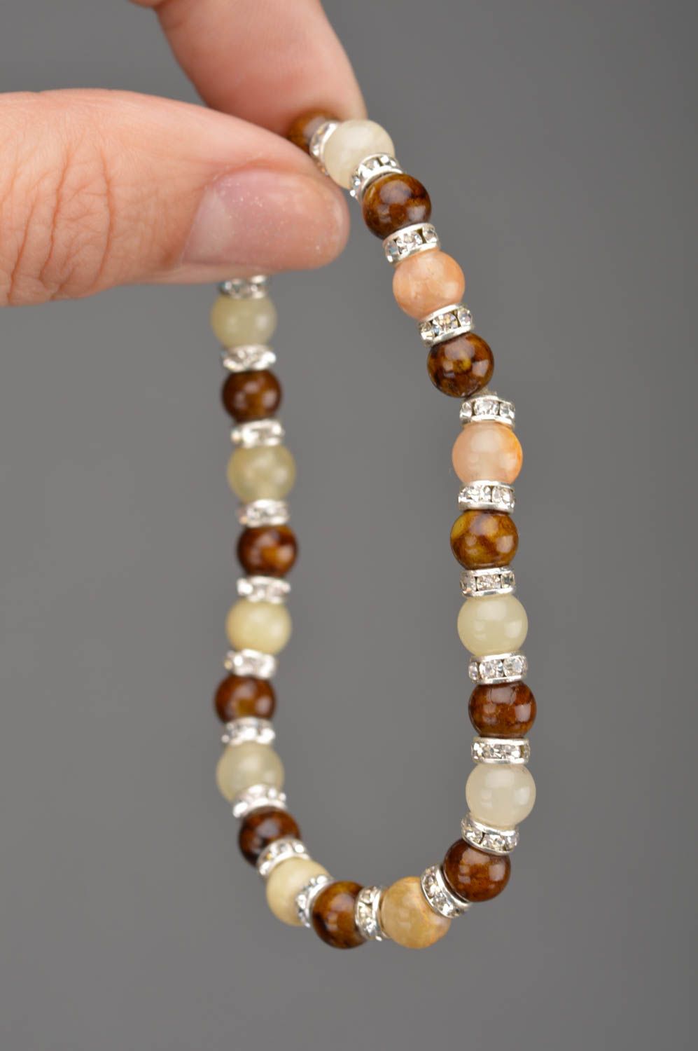 Künstlerisches Armband aus Perlen in Braun und Beige streng stilvoll handgemacht foto 2