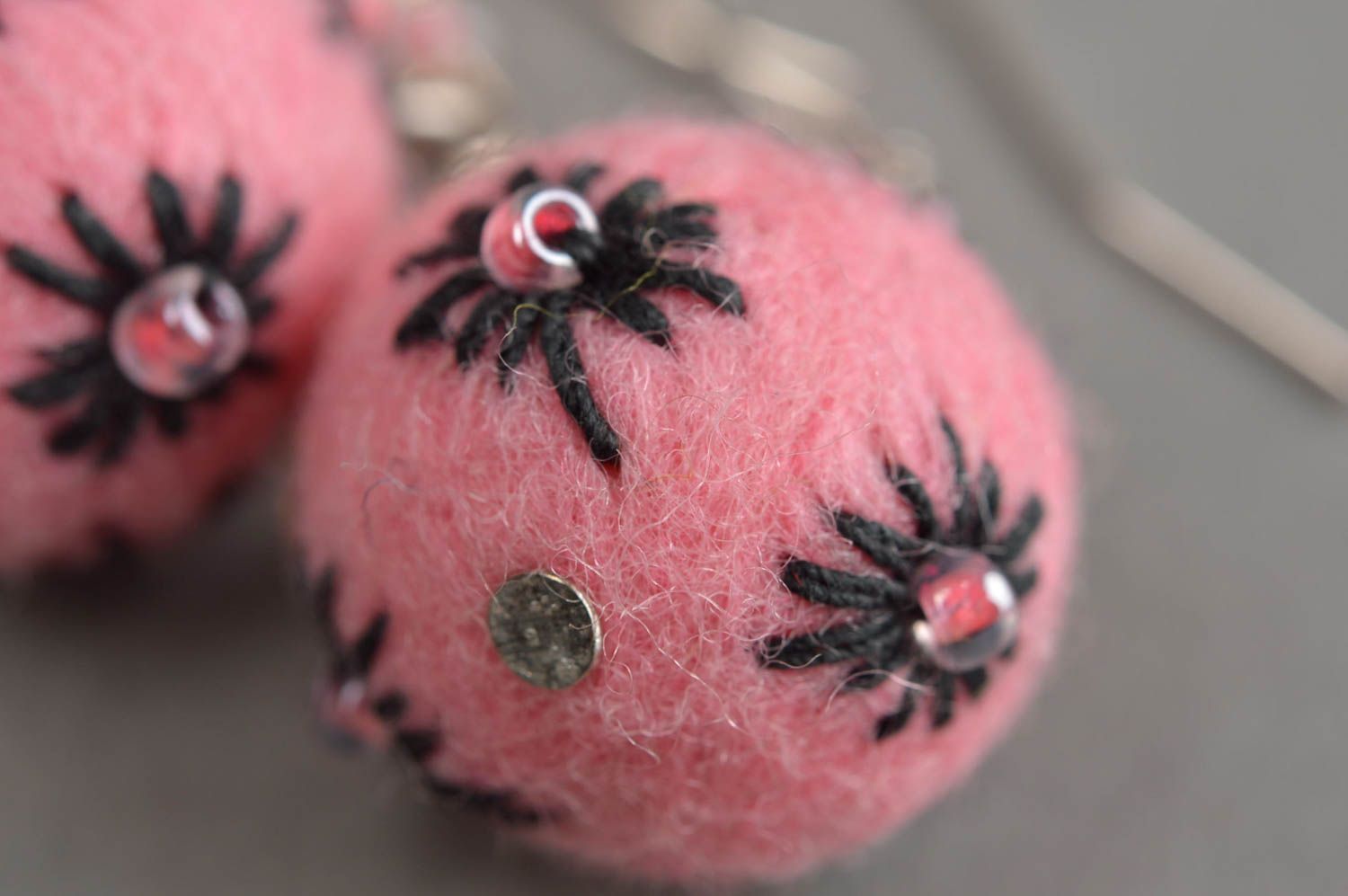 Rosa gefilzte Damen Kugel Ohrringe aus Wolle mit Rocailles Perlen handmade foto 4