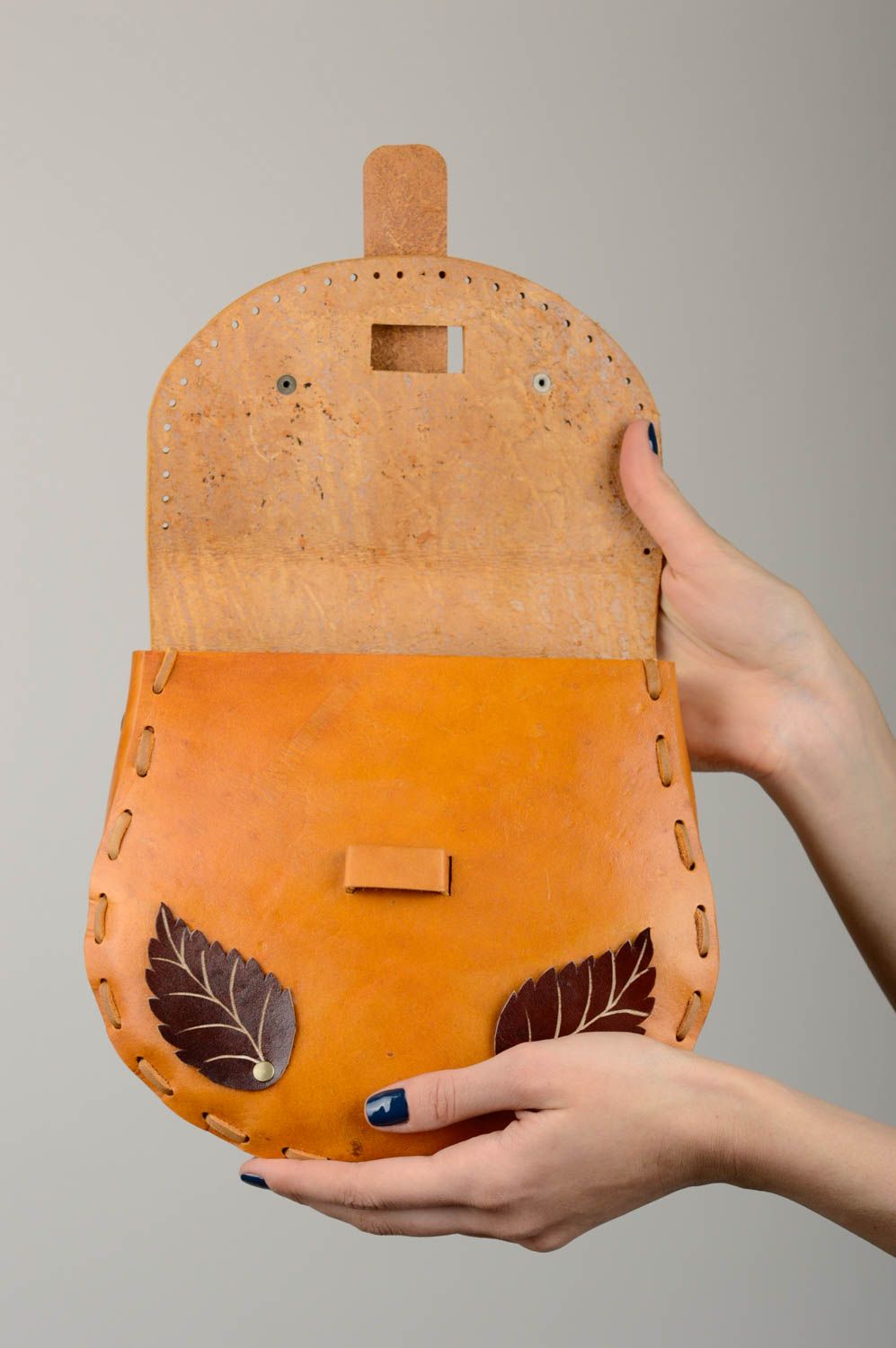 Сумка ручной работы сумка через плечо коричневая сумка из кожи с листиками фото 3