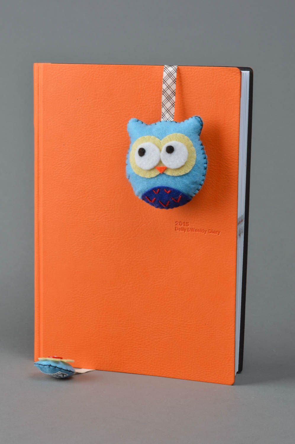 Marcapáginas de libros artesanal con forma de lechuza de fieltro juguete bordado azul foto 2