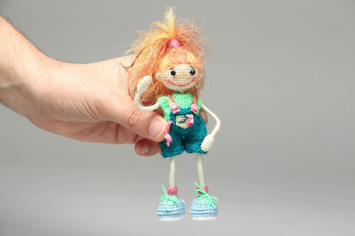 Мягкая вязаная игрушка кукла  фото 4