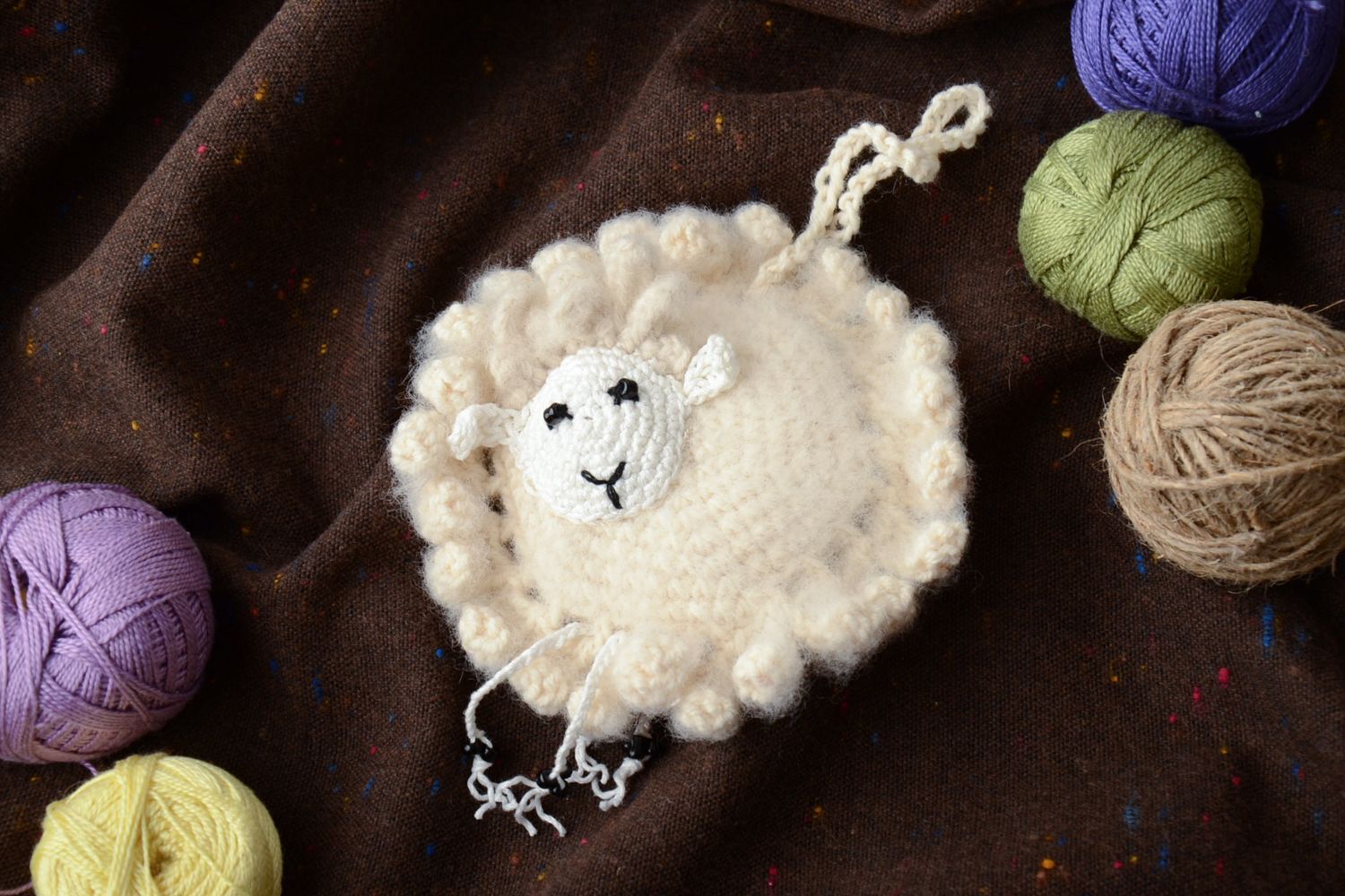 Colgante decorativo con forma de oveja tejida con dos agujas foto 1