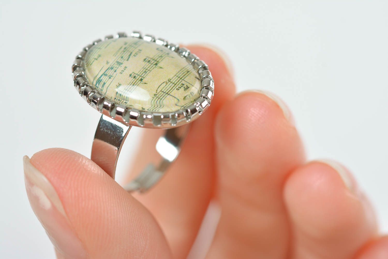 Handmade Metall Ring Epoxidharz Schmuck Accessoire für Frauen mit Noten foto 5