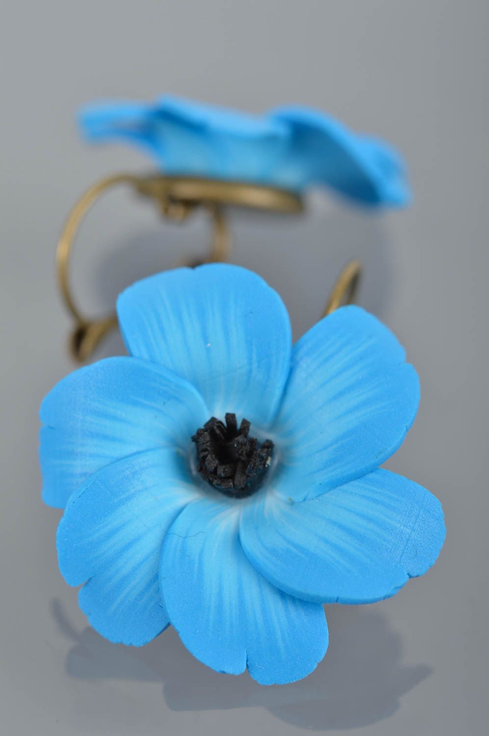 Schöne helle blaue einfarbige handgemachte Ohrringe aus Polymerton mit Blumen foto 4