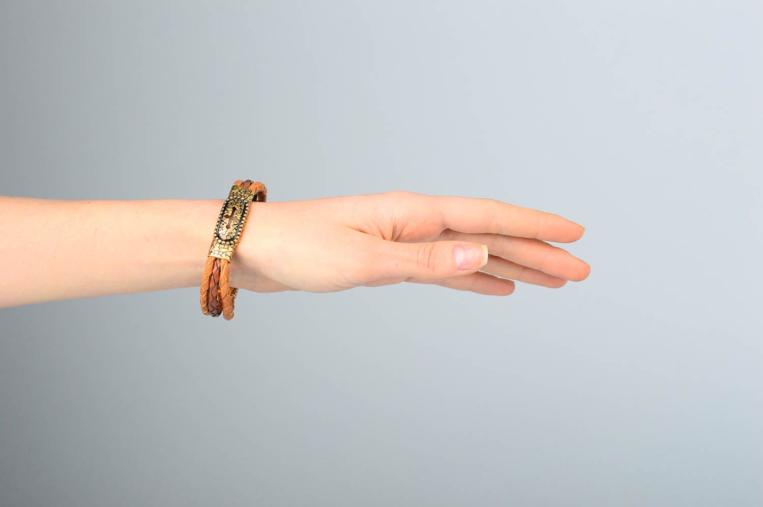 Кожаный браслет хэнд мэйд браслет на руку светло-коричневый украшение из кожи фото 2
