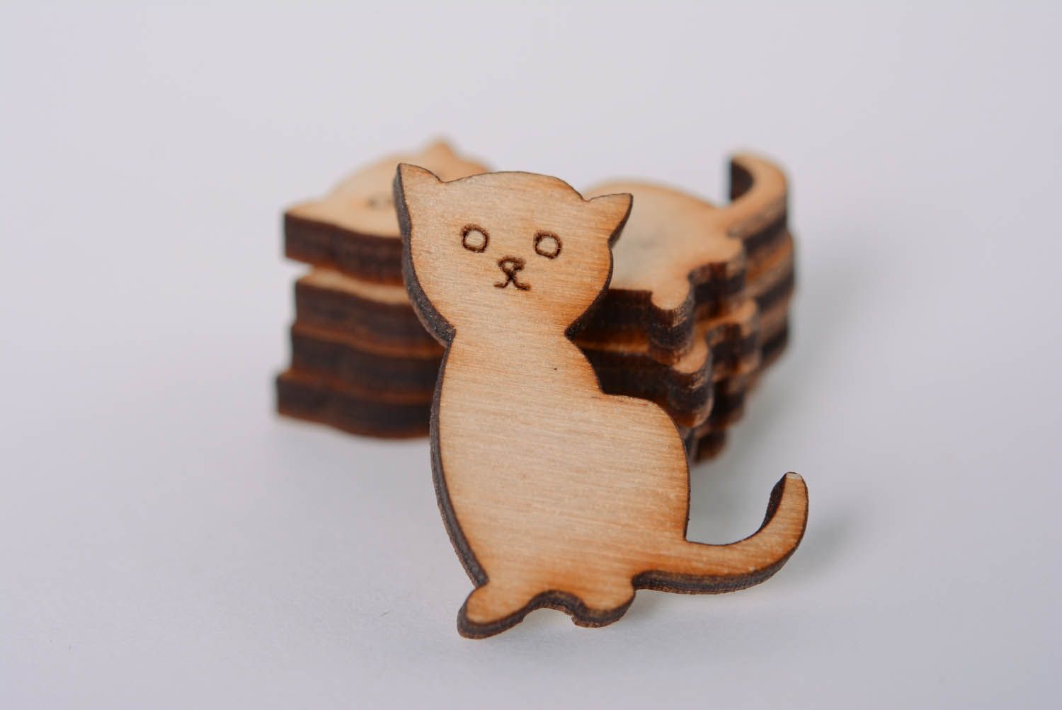 Holzklötzchen aus Blattholz in Form einer Katze foto 5