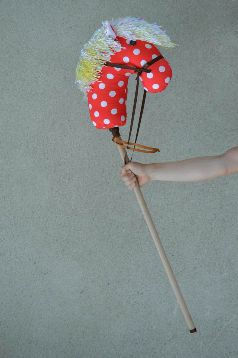 Мягкая игрушка на палке конь ручной работы тканевая детская авторская красная фото 4