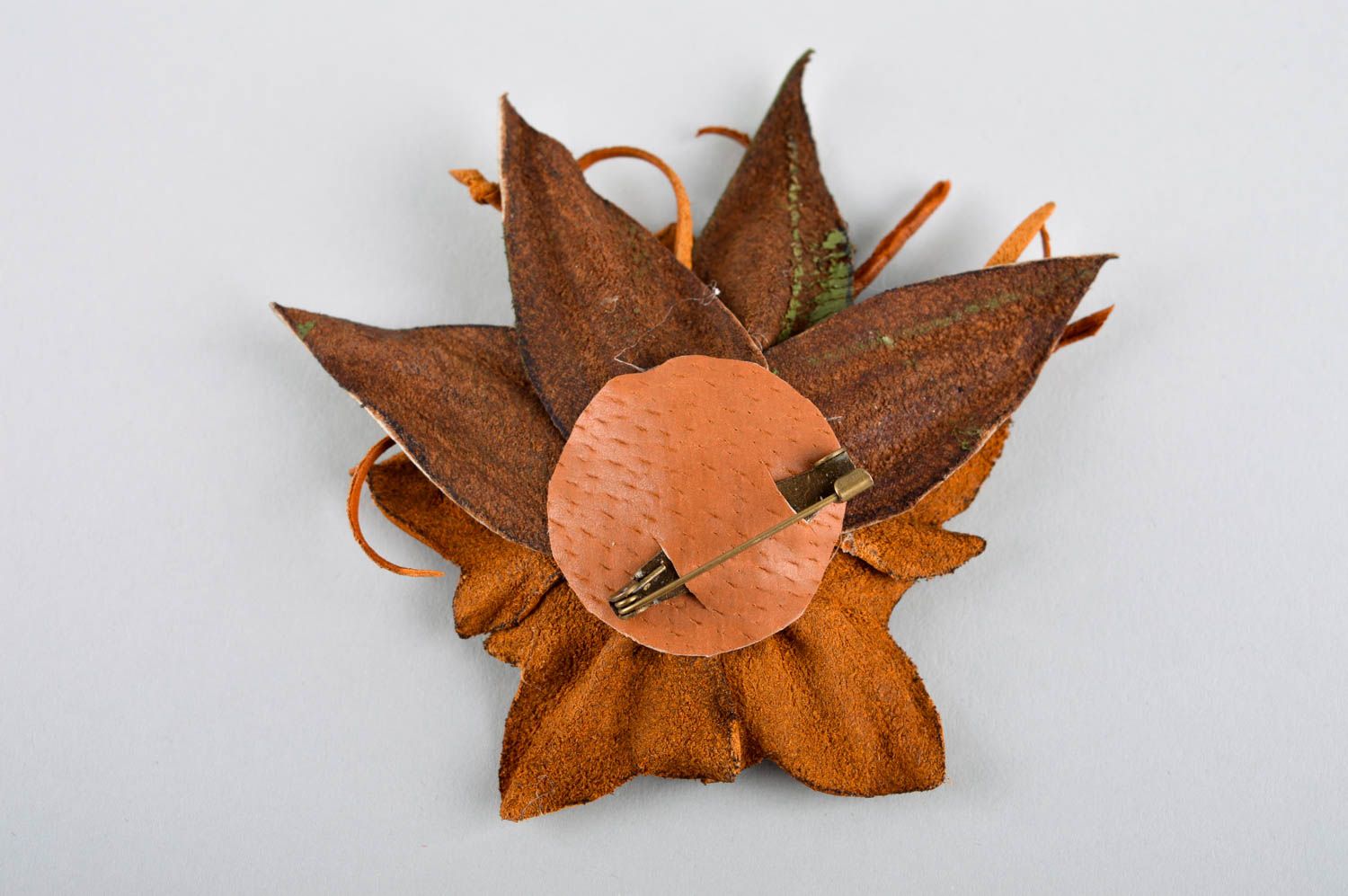 Broche fleur Bijou fantaisie fait main Accessoire en cuir de créateur design photo 3