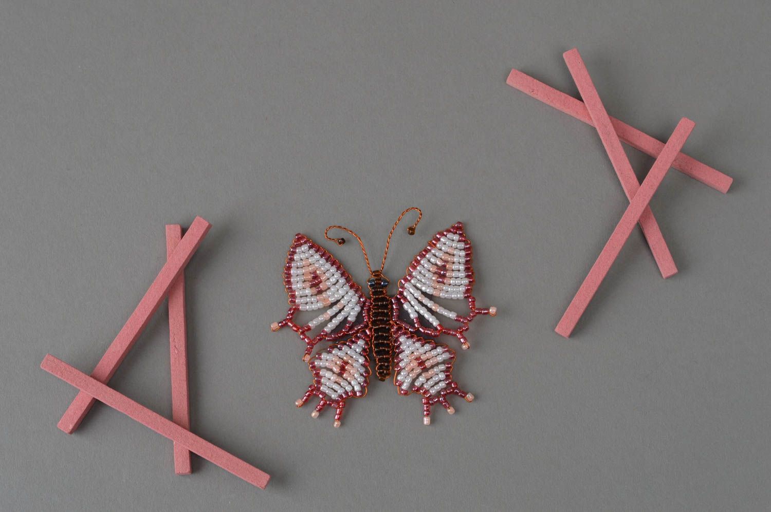 Petit magnet papillon bordeaux blanc fait main jolie décoration pour frigo photo 1