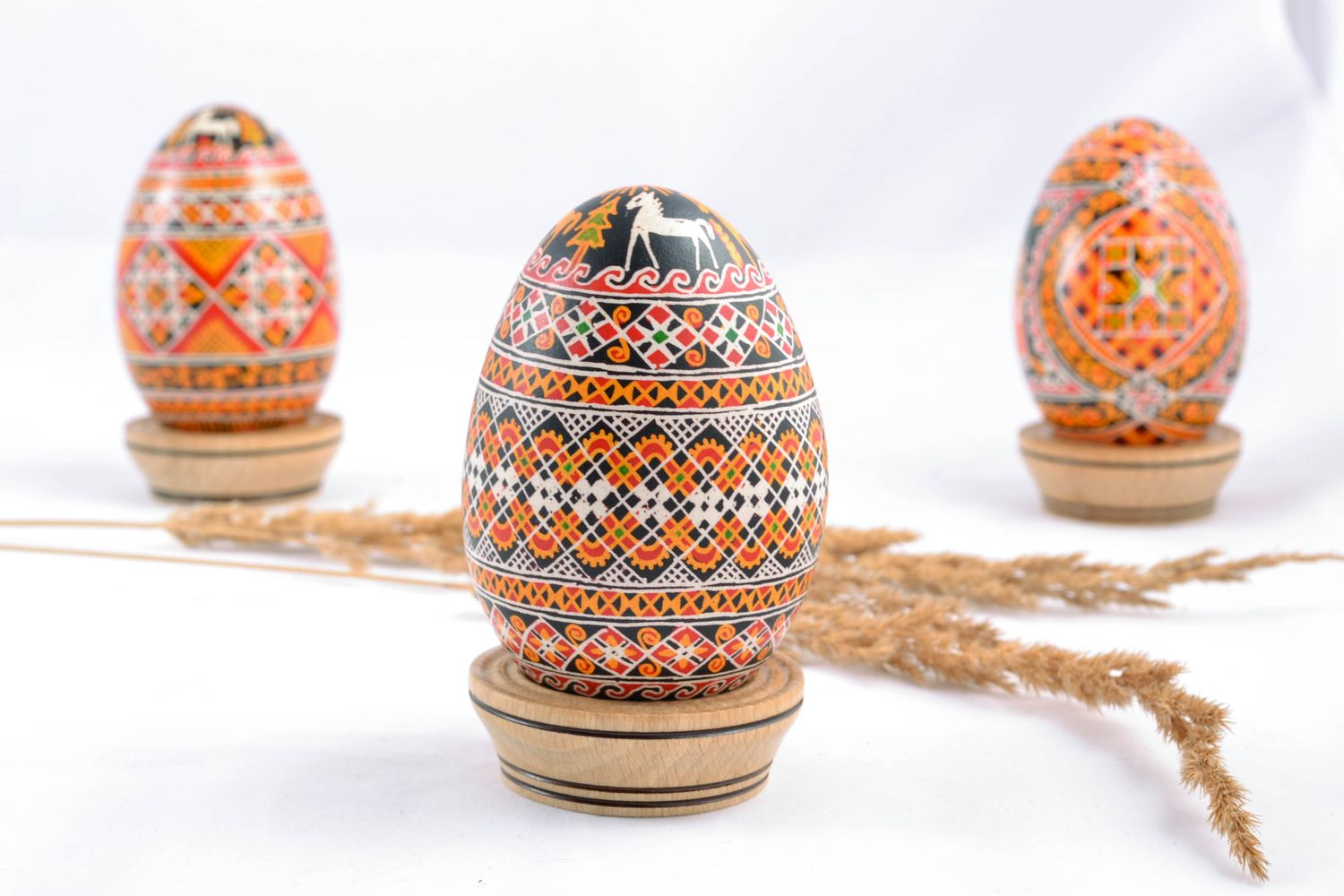 Huevo de Pascua con ornamento con caballos  foto 1