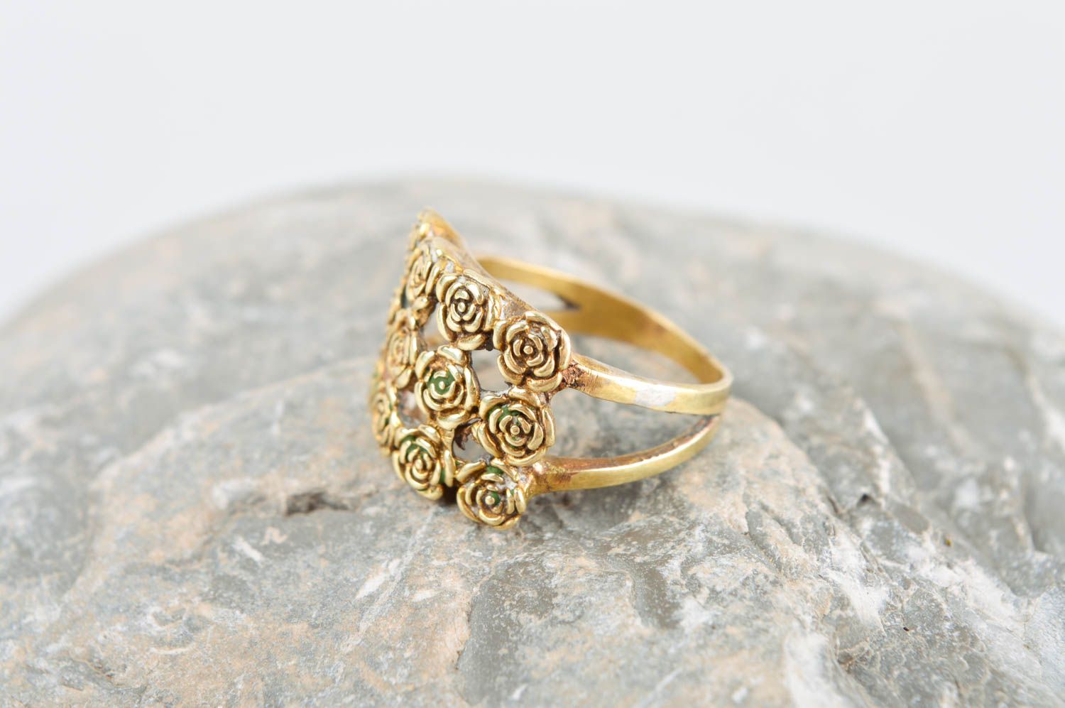 Кольцо ручной работы оригинальное украшение из металла модное кольцо с розами фото 1