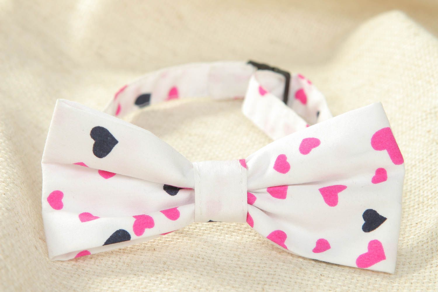 White cotton bow tie with hearts pattern photo 2