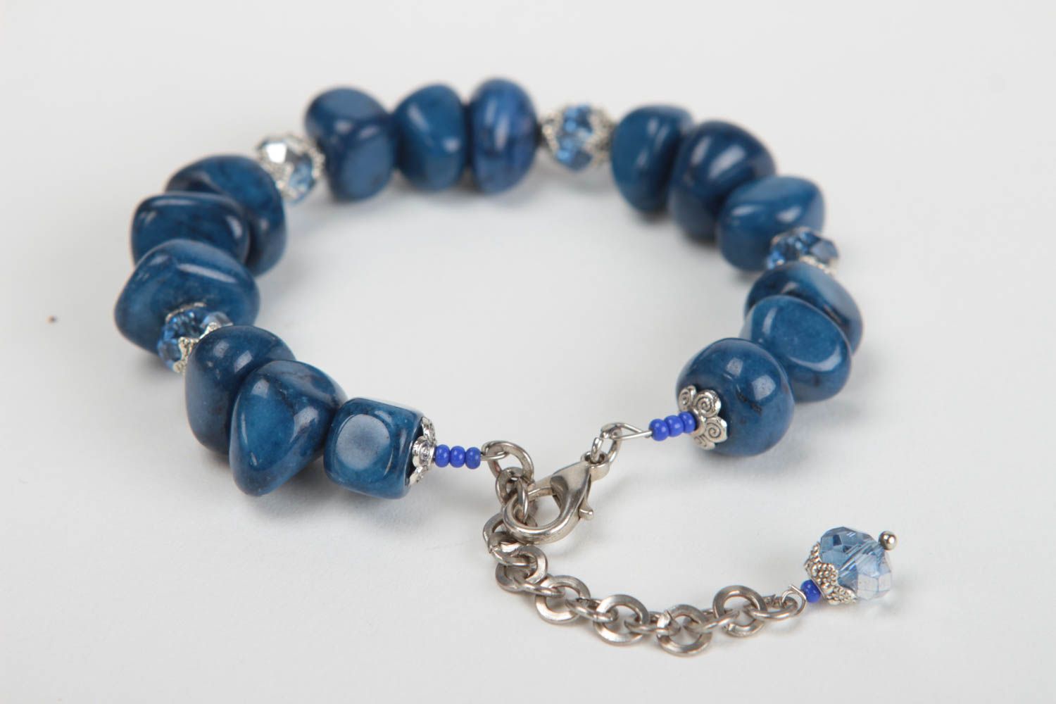 Blaues schönes originelles handgemachtes Armband mit Naturstein und Glasperlen foto 4