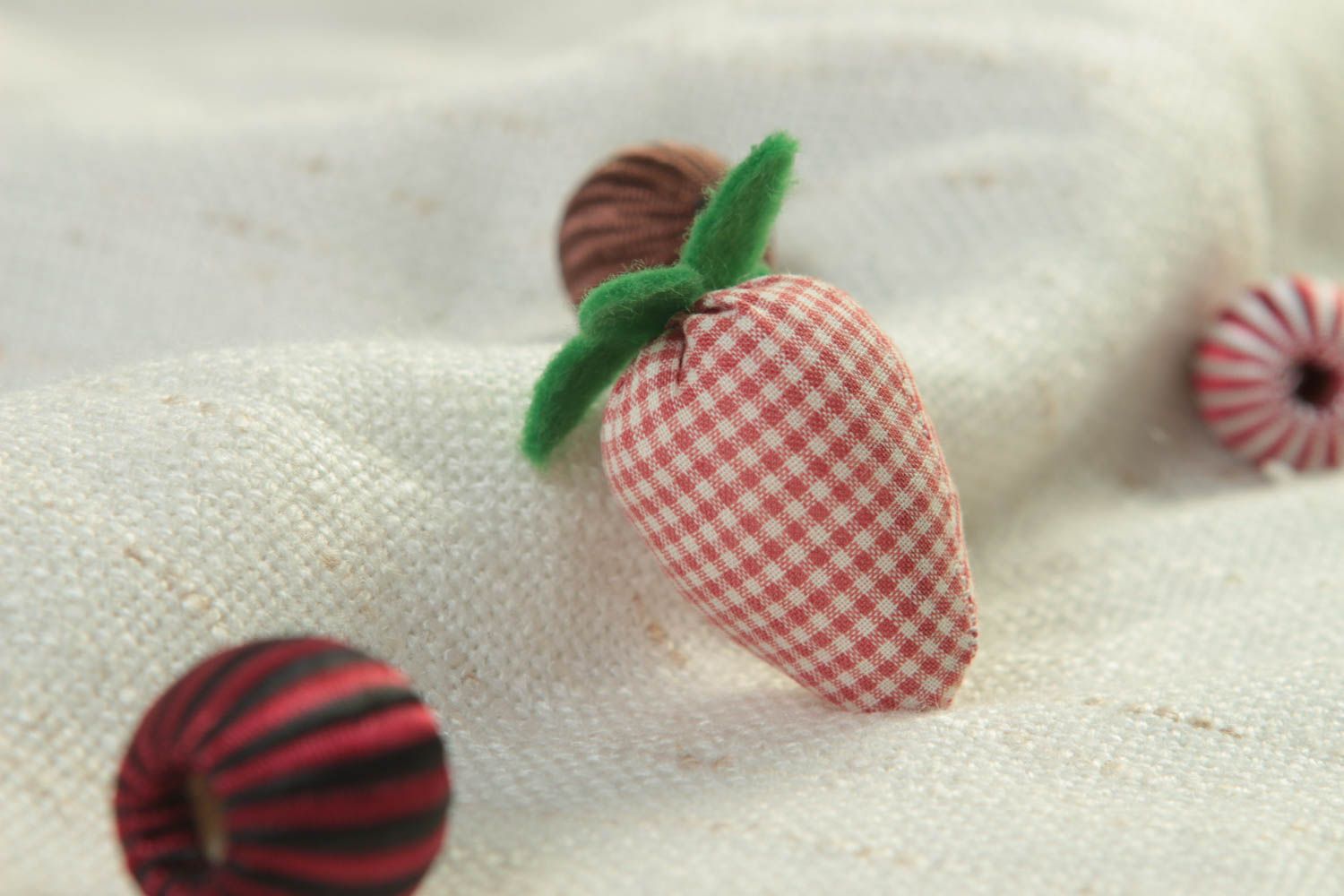 Peluche fraise Doudou original fait main à carreaux coton Jouet pour enfant photo 1