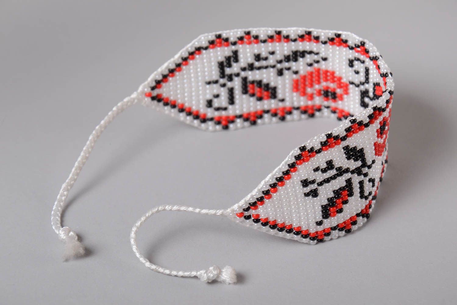 Bracelet large en perles de rocaille fait main blanc rouge noir style ethnique photo 5