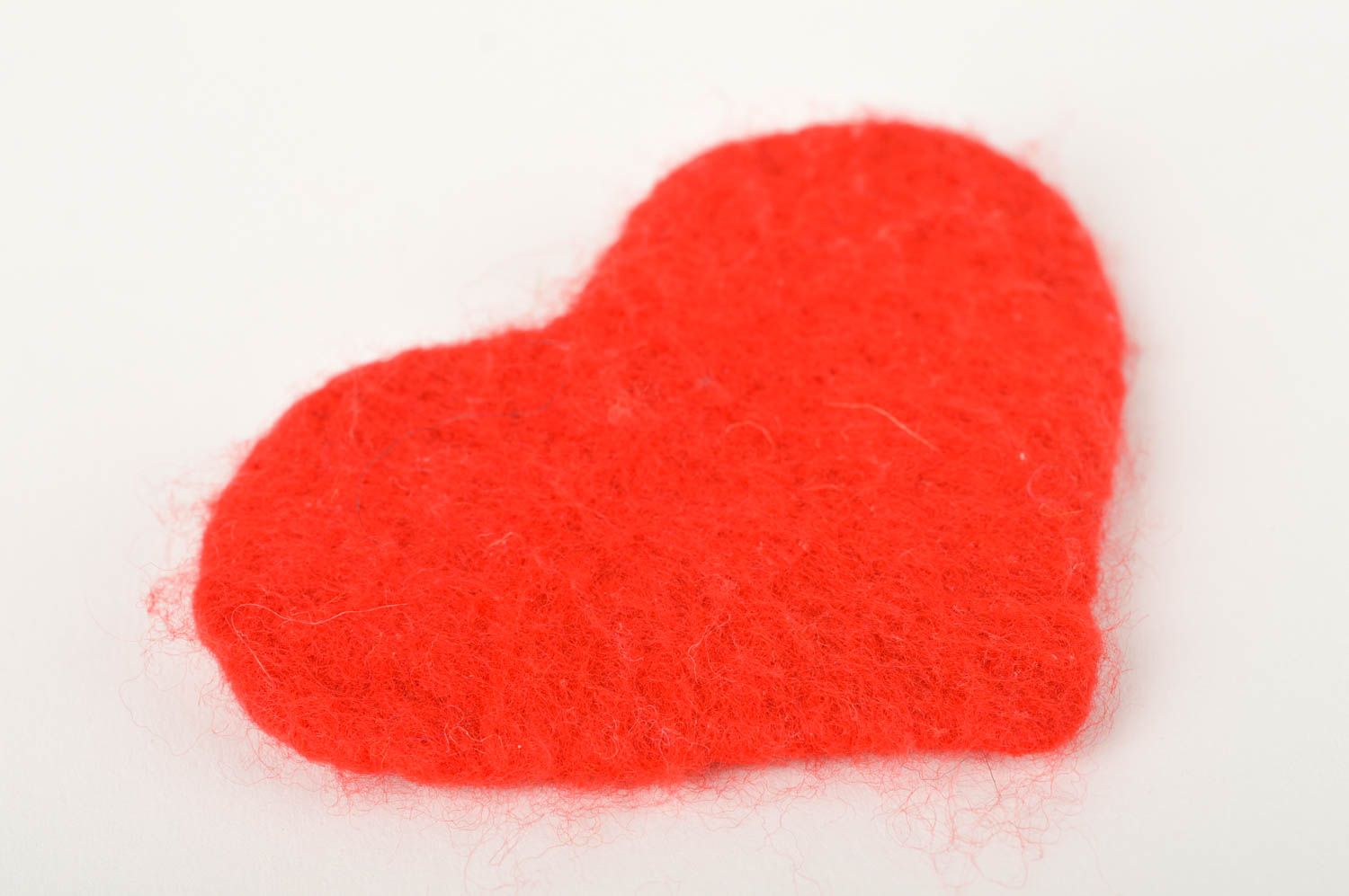 Broche coeur rouge Bijou fait main en laine feutrée Cadeau femme original photo 2