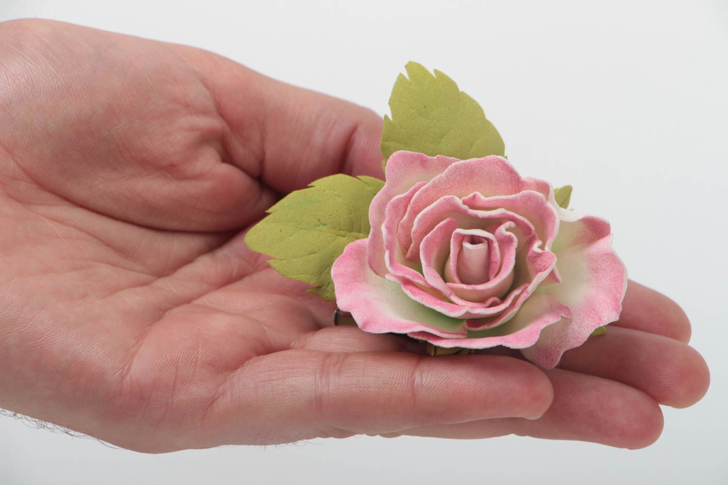 Розовая заколка из фоамирана ручной работы оригинальная красивая в виде розы фото 5