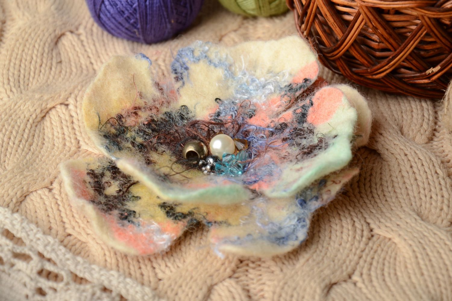 Broche de lana de fieltro con forma de flor delicada foto 1