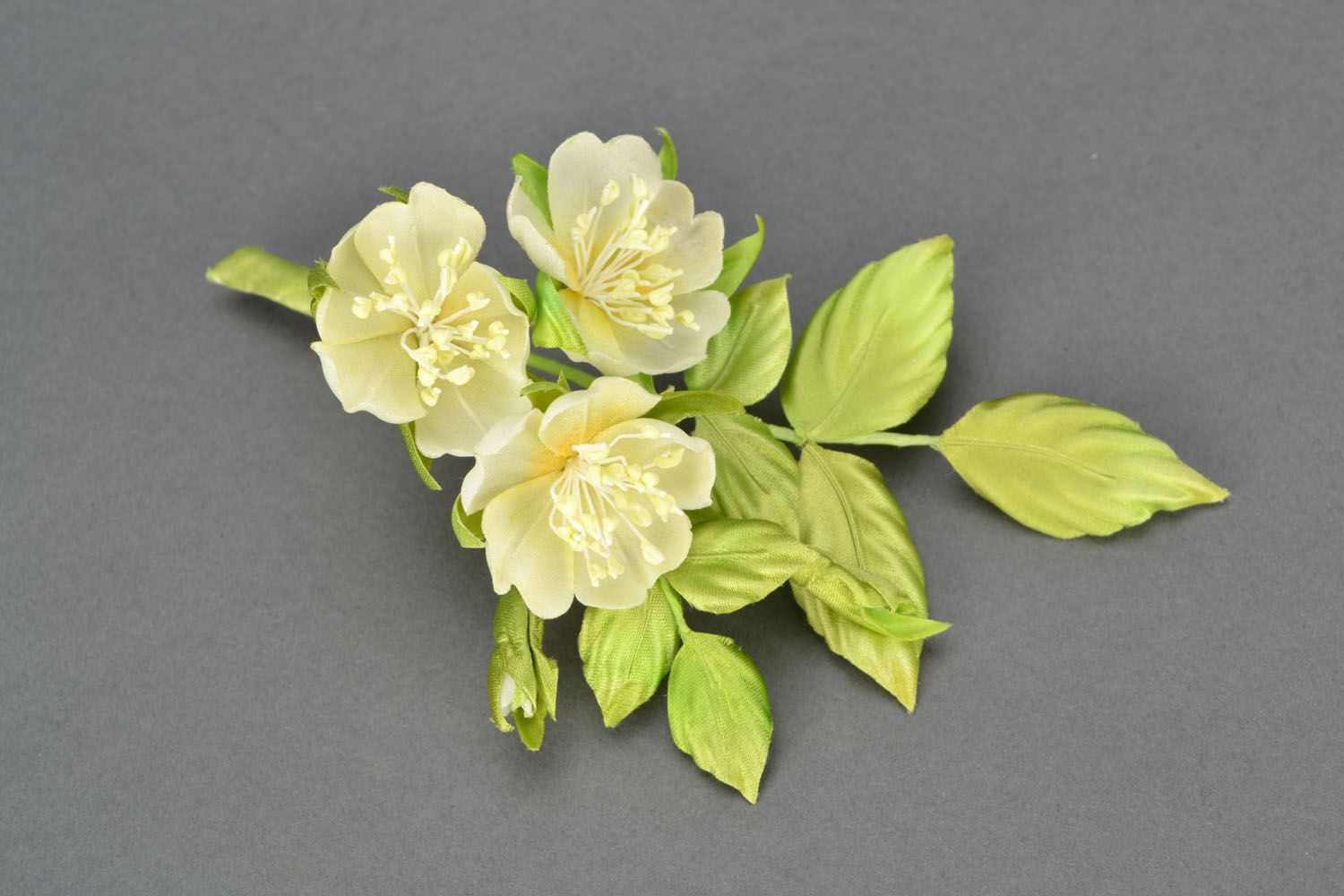 Broche en tissu en forme de fleurs d'églantine photo 1