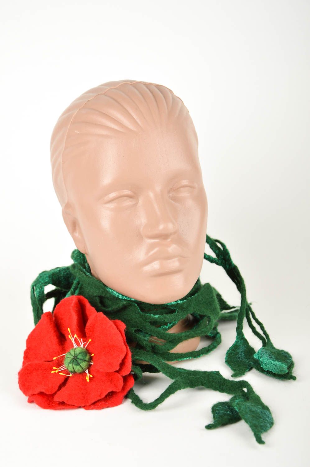 Écharpe laine fait main Accessoire femme vert fleurs rouges Cadeau femme photo 1